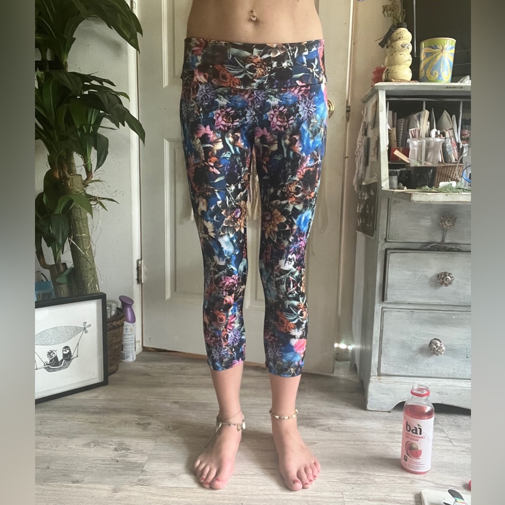 Onzie psychedelic capri leggings
